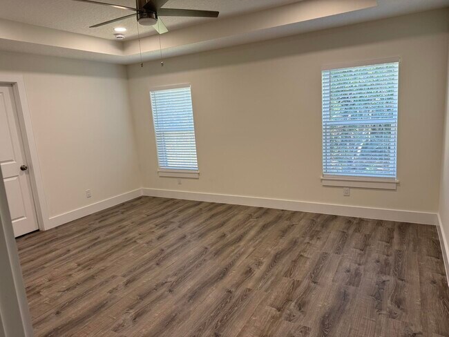 Building Photo - 611 Queen Rd