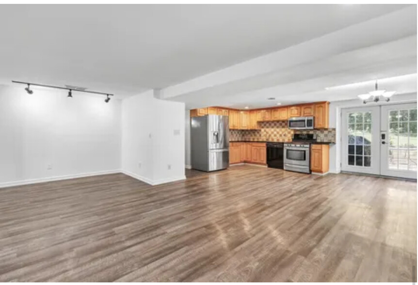 Beautiful Kitchen - 21 Newton Ln