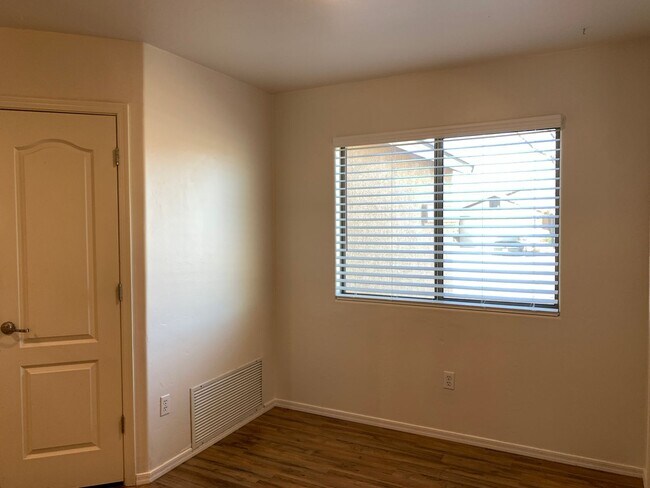 Building Photo - 3Bdm 2Ba Home, Popular Location, Available...