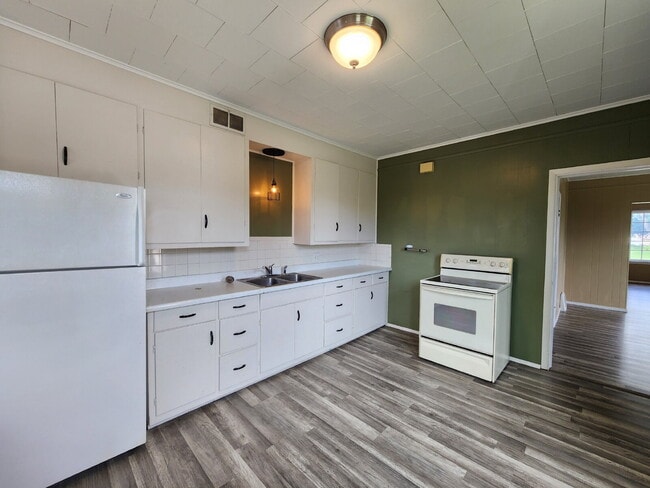 Building Photo - 2 Bedroom side by side / 421A Otter Ave Oshkosh