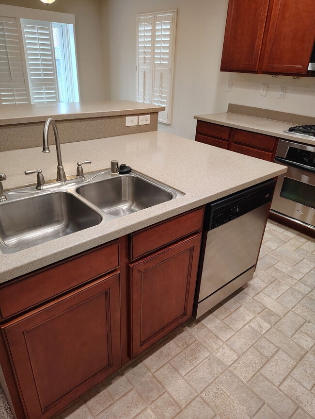 Building Photo - Bonus Office/Den, New Flooring, New Appliance, White Plantation Shutters throughout, Landscaped y...