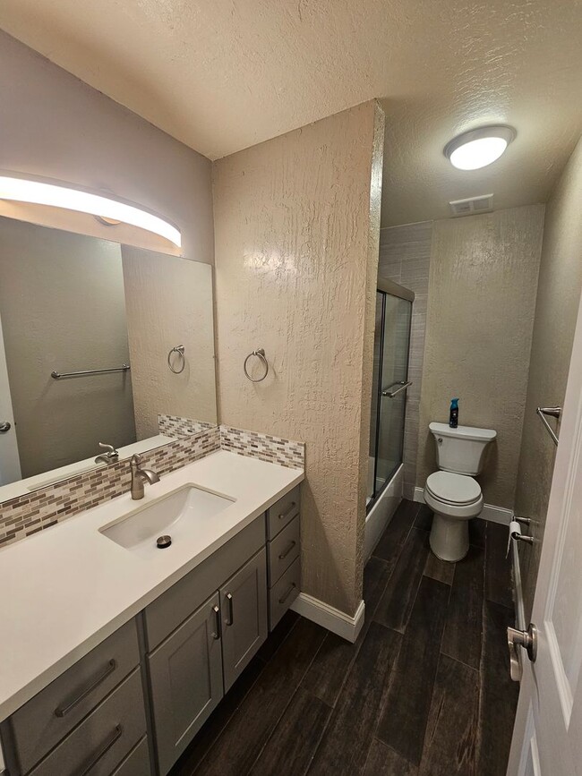 Building Photo - Beautifully Remodeled 3 Bedroom Home in Un...