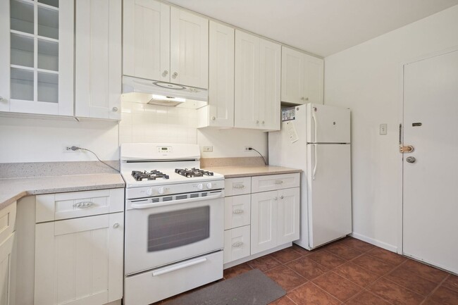 Building Photo - Spacious Walk Up in Parkside N. Bethesda I...