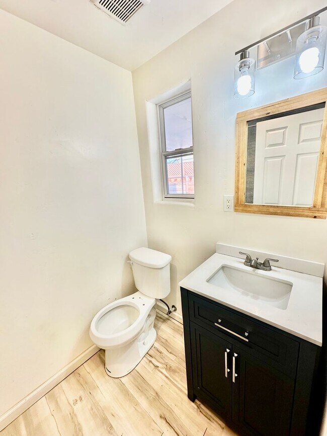 Building Photo - Fully Remodeled 3/2 in Northwest Fresno