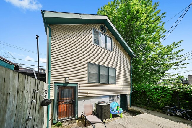 Building Photo - 2736 W Evergreen Ave