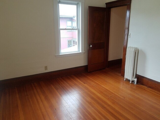 Building Photo - 68 Burnside St