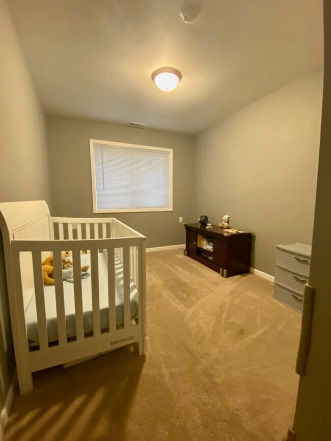 Building Photo - 401 E Peter Ln