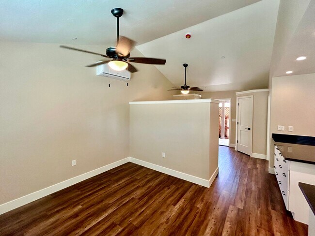 Building Photo - $1,595 Clovis Cottage,  1 Bed / 1 bath - 5th & Sunnyside Ave. / Solar Included!