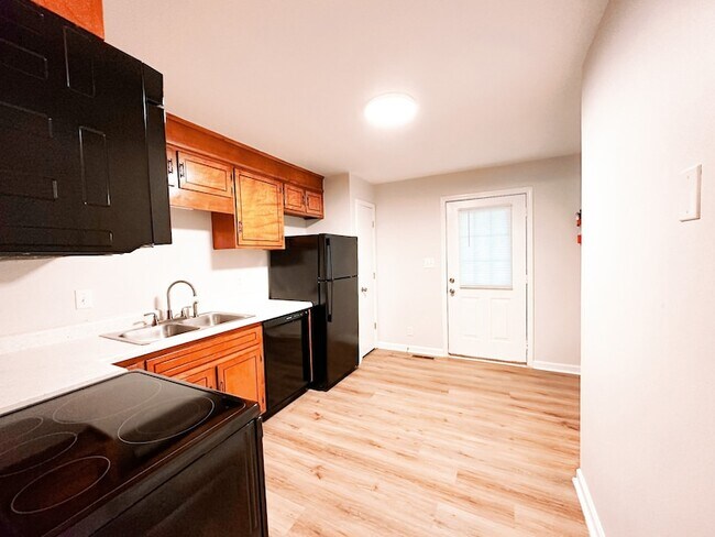 Building Photo - 470 Martha Ln