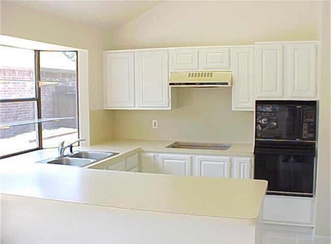 Building Photo - 13946 Dentwood Dr