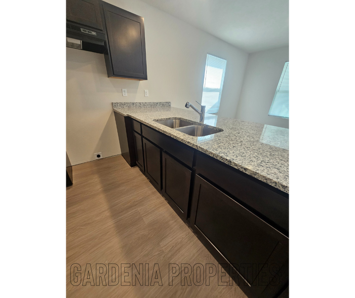 Building Photo - 1115 E 5th St