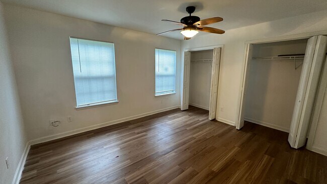 Building Photo - Recently Updated 3/2 Newer Kitchen, Deck &...