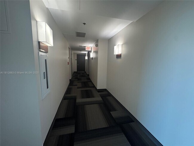 Building Photo - 2641 N Flamingo Rd