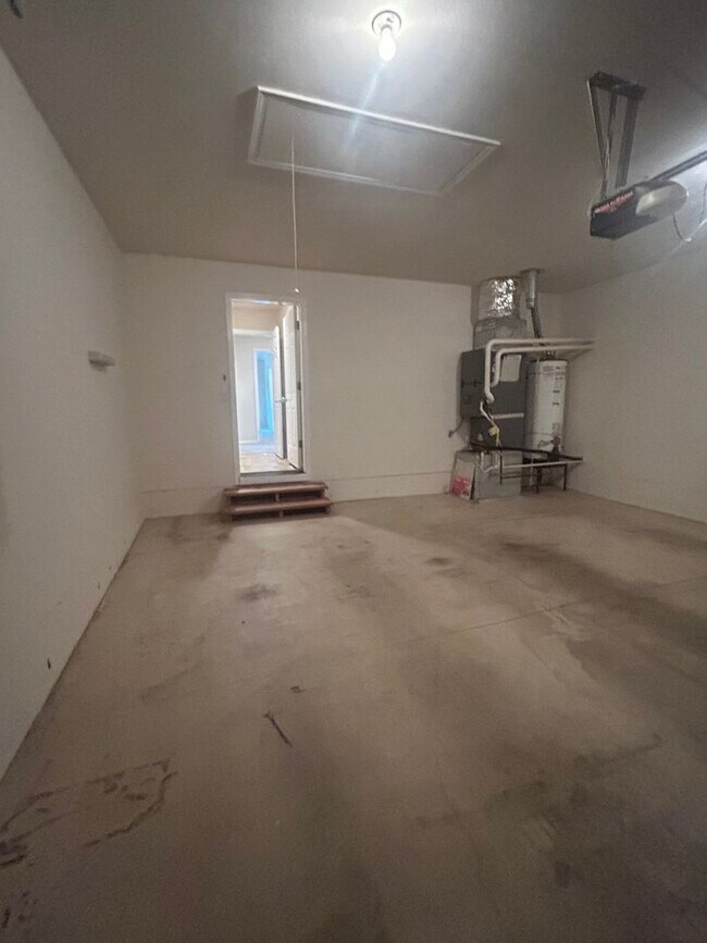 Building Photo - Beautiful Three Bedroom in Keizer