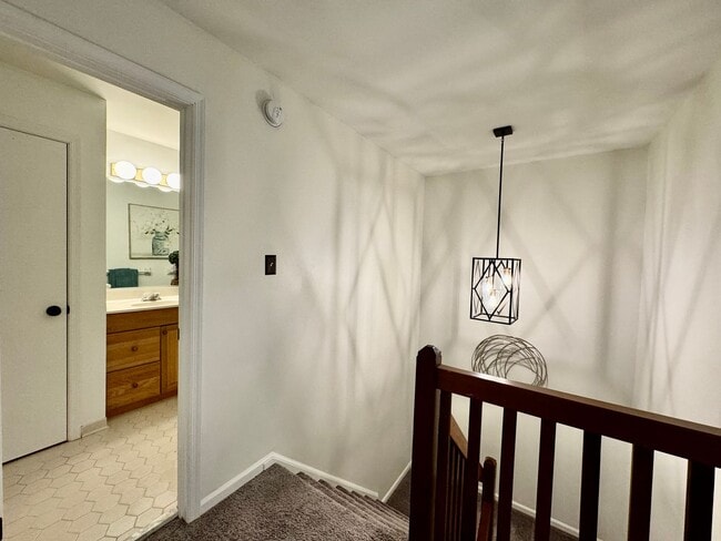 Building Photo - READY 06-11-26!! Fantastic Condo By The Beach! Fenced Patio - All Appliances - Community Pool!