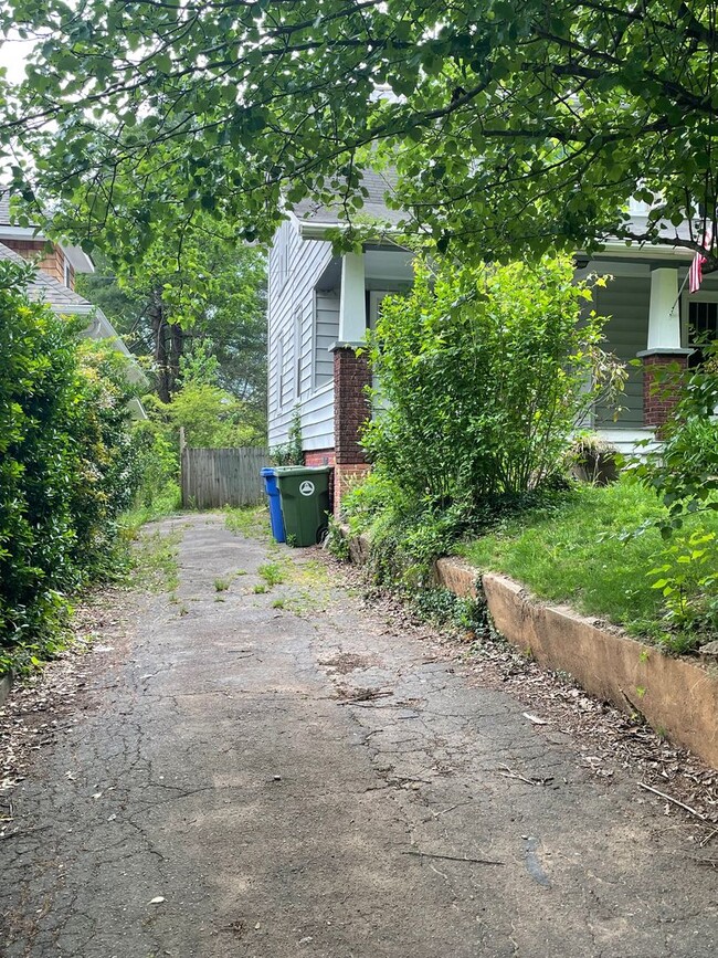 Building Photo - Beautiful Historic Kenilworth 3 bed, 1.5 b...