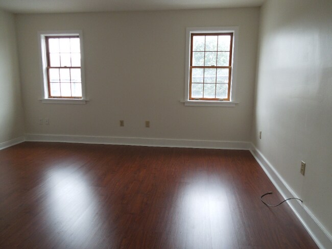 Building Photo - 313 Cherry St