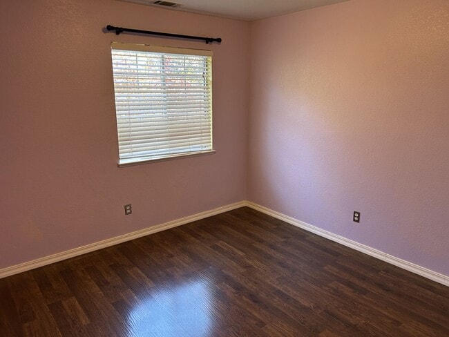 Building Photo - Beautiful East Petaluma 3 Bedroom, 2.5 Bath Home