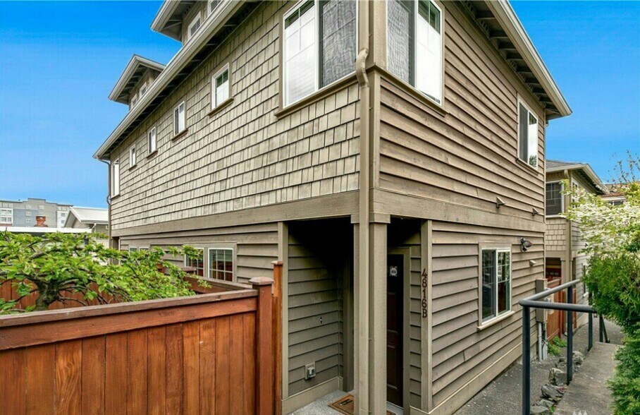 Building Photo - 4816 40th Ave SW #B