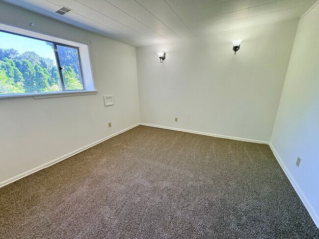 Building Photo - 5 Bed/1.5 Bath Beacon Hill Home with Gorgeous Views!