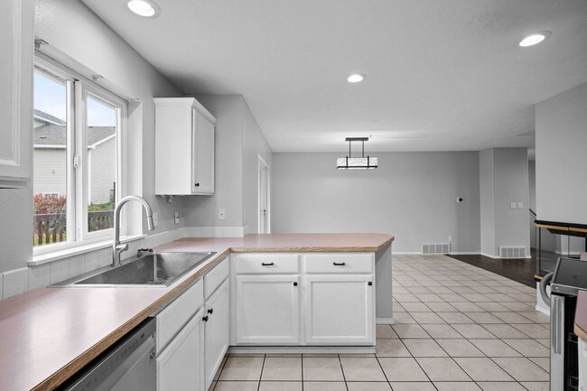 Building Photo - Spacious Latah Valley Home - Gated Community