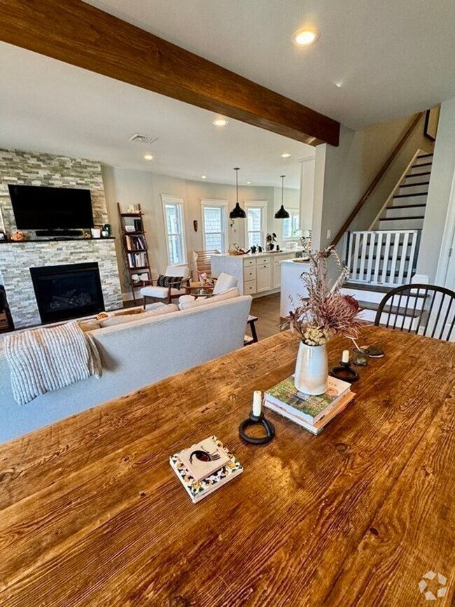 Building Photo - Spacious 3 Bed 2.5 Bath with Parking!