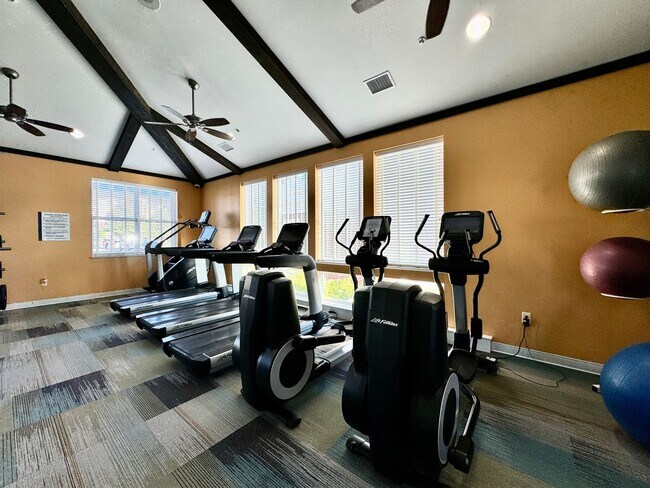 Building Photo - Available 07-08-26! Townhouse w/Garage - Pet Friendly - All Appliances Convey!