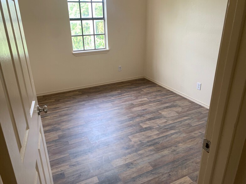 Building Photo - 4245 Southmost Rd