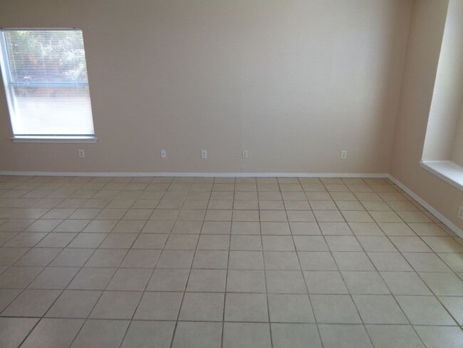 Building Photo - Adorable Single Level Eastside Home With E...