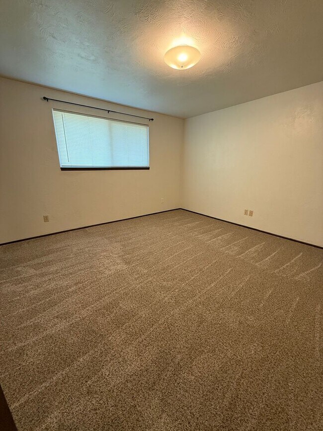 Building Photo - 407/422 SE Hankel St