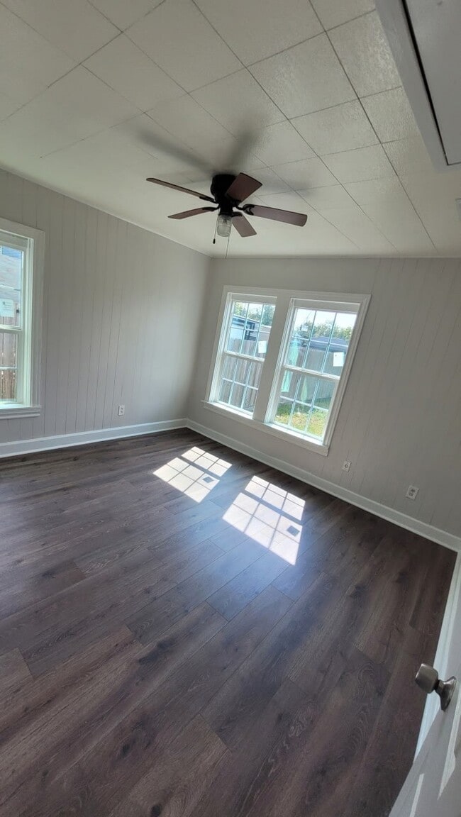 Building Photo - 407 E Defee Ave