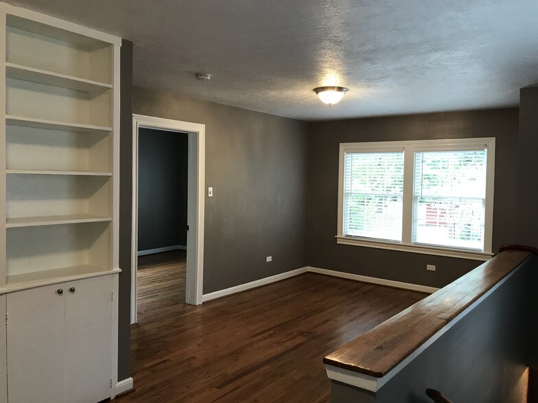 Living Room - 4710 Mt Vernon St