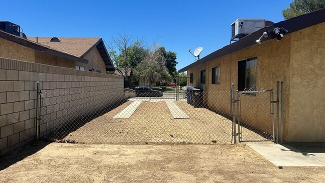 Building Photo - East Lancaster Home