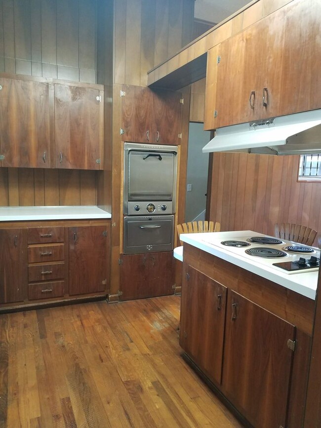 Building Photo - Charming 3BD/2BA Two-Story Home with Pictu...