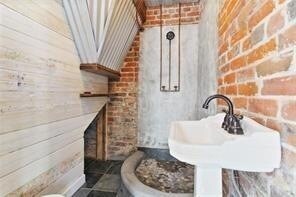 Building Photo - 606 Burgundy St