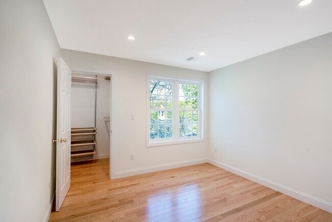 Building Photo - 2 Manchester Pl