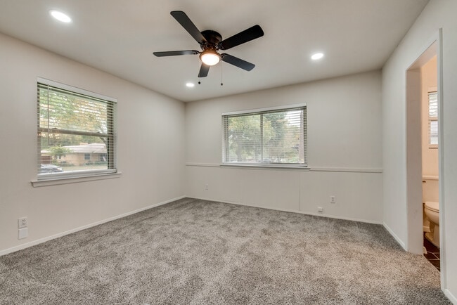 Building Photo - 611 Ray Andra Dr