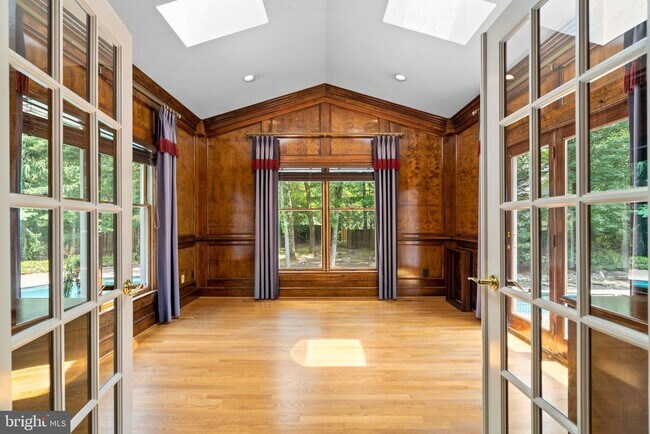 Building Photo - 1301 Daviswood Dr
