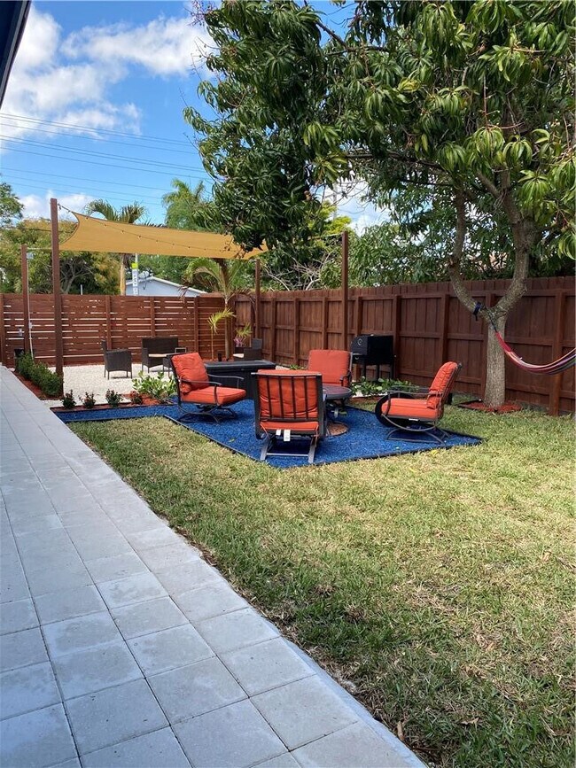 Building Photo - 902 NE 38th St