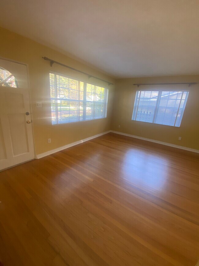 Building Photo - 612 Stetson St