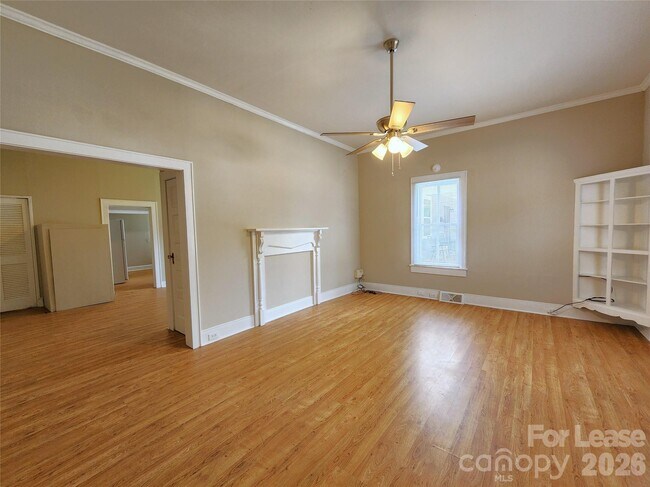 Building Photo - 907 S Jackson St