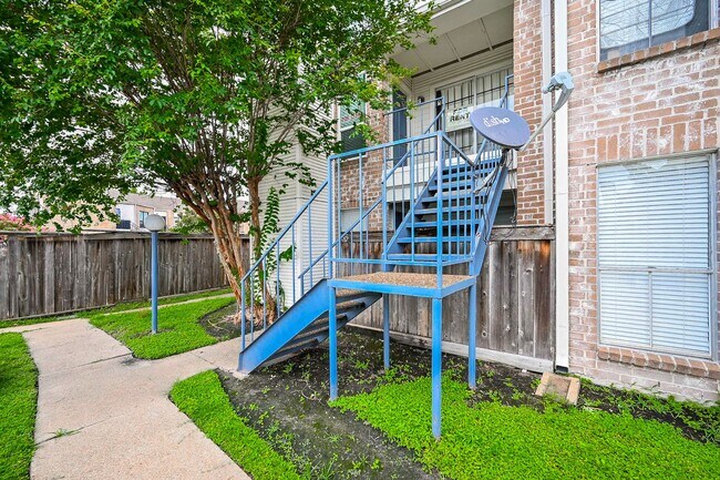 Building Photo - 3900 Woodchase Dr