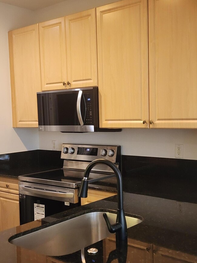 Building Photo - 6909 Blue Skies Dr