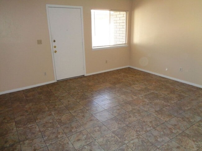 Building Photo - Adorable Single Level Eastside Duplex With...
