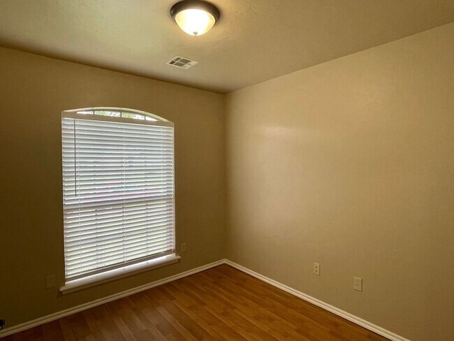 Building Photo - Beautiful 4 bed 2 bath home with a spacious up to date kitchen!