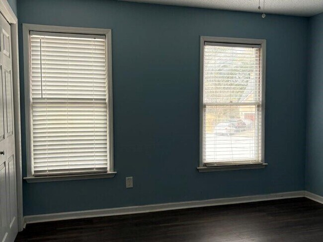 Building Photo - 1562 Linksview Close