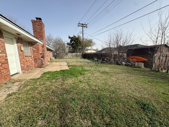 Building Photo - 3600 Willow Springs Dr