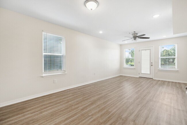 Building Photo - 4766 Pontchartrain Dr