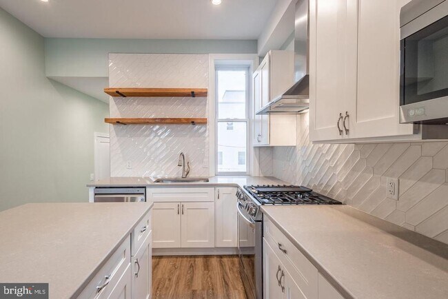 Building Photo - 3030 W Girard Ave