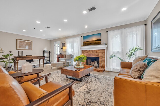 Building Photo - 586 Saint James Walk SE